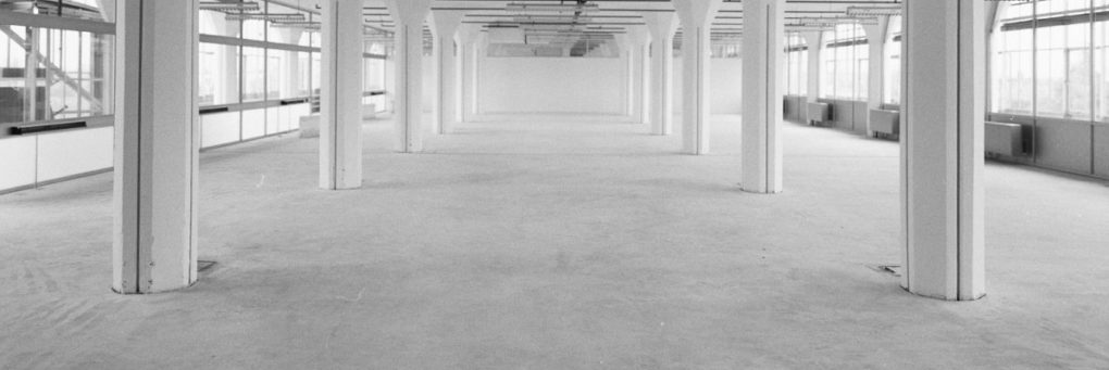 Interieur opgeknapte lege ruimte verlichting sprinklerinstallatei geegaliseerde vloer gewit Rotterdam 20002772 RCE e1678739430206