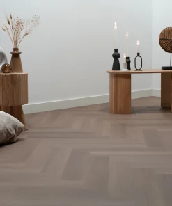 Floer Visgraat PVC vloer Greige Eiken sfeer perspectief